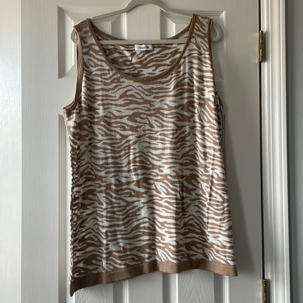Calvin Klein3x Cammy, White and tan round neck excellent condition